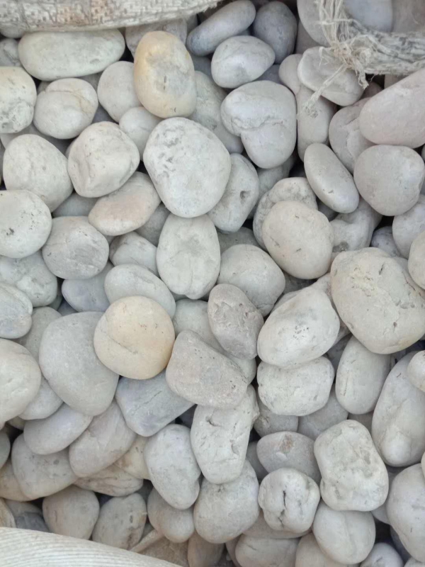 怎样分辨人造鹅卵石和天然鹅卵石？（人造鹅卵石与天然鹅卵石的区别）